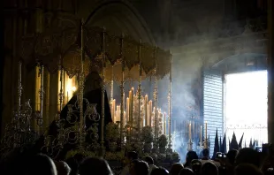 Karwoche in Sevilla: Cofradía del miércoles santo / Sevilla Convention Bureau / Wikimedia (CC BY-SA 2.0)