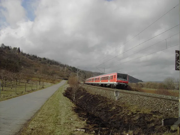 Eine Regionalbahn Treuchtlingen–Gemünden (Main) zwischen Winterhausen und Heidingsfeld.