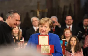 Kanzlerin Merkel mit der Lampe des Friedens / Susanne Dedden / CNA Deutsch 