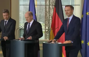 Von links nach rechts: Robert Habeck (Bundesminister für Wirtschaft und Klimaschutz, Bündnis 90/Die Grünen), Olaf Scholz (Bundeskanzler, SPD) und Christian Lindner (Bundesminister der Finanzen, FDP). / Screenshot von YouTube