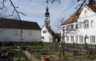 Blick vom Kräutergarten auf Kloster und Kirche. / Franzfoto via Wikimedia (CC-BY-SA 3.0)