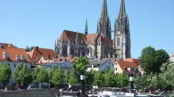 Blick von Norden auf Dom St. Peter zu Regensburg mit Donau und Schifffahrtsmuseum im Vordergrund / Omnidoom 999 / Wikemedia Commons / CC BY-SA 2.5