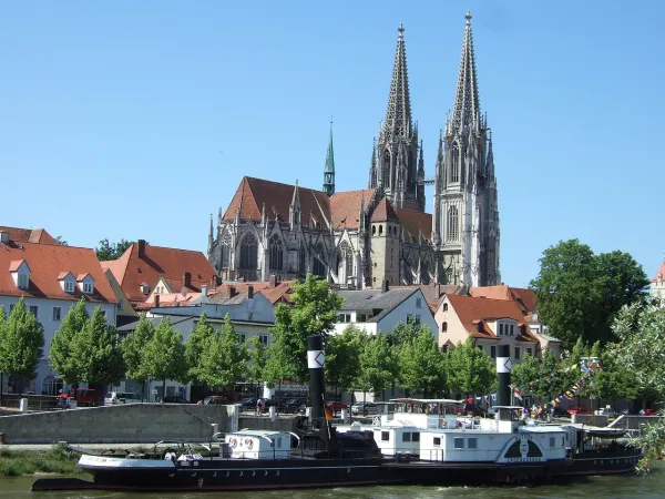 Blick von Norden auf Dom St. Peter zu Regensburg mit Donau und Schifffahrtsmuseum im Vordergrund