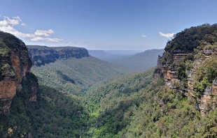 Der charakteristische blaue Dunst, der den australischen "Blue Mountains" ihren Namen gibt.  / Wikimedia / Diliff (CC BY-SA 3.0)