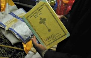 Ein Gebetsbuch und liturgisches Gewand der Tewahedo-Kirche.  / Afam97 via Wikimedia (CC BY-SA 3.0)