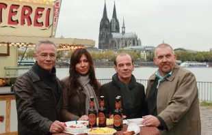 Dietmar Bär, Martin Wuttke, Simone Thomalla und Klaus J. Behrendt (von rechts nach links) spielen die Ermittlerduos Schenk/Ballauf (Köln) und Keppler/Saalfeld (Leipzig). Die Aufnahme ist von einem Presse-Termin am 11. Oktober 2011 zum Kölner Tatort "Ihr Kinderlein kommet". / Foto: Superbass via Wikimedia (CC-BY-SA-3.0)