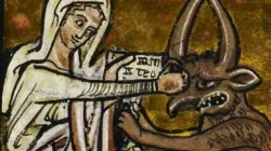 Maria haut dem Teufel ins Gesicht: Eine Darstellung aus dem 13. Jahrhundert. / British Library (Gemeinfrei)