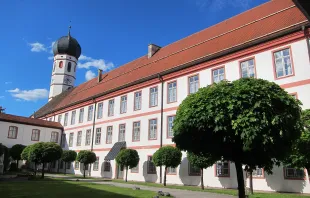 Das ehemalige Kloster Beuerberg in Oberbayern mit der Kirche St. Peter und Paul  / AHert / Wikimedia (CC BY-SA 3.0)