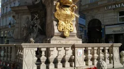 Kerzen, Zeichnungen und Nachrichten an der Pestsäule in Wien / Joanna Łukaszuk-Ritter 