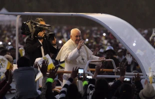 Papst Franziskus bei der Ankunft zur Jugendvigil mit rund 100.000 jungen Katholiken in Antananarivo am 7. September 2019 / Edward Pentin / CNA Deutsch