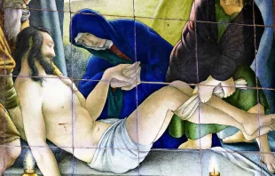 An der Friedhofsmauer des Campo Santo Teutonico sind die 14 Stationen des Kreuzwegs auf Kacheln gemalt zu sehen. / Paul Badde / EWTN.TV