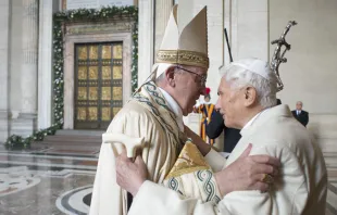 Papst Franziskus und Papst emeritus Benedikt XVI. begegnen sich vor der Heiligen Pforte wenige Minuten vor deren Eröffnung am 8. Dezember 2015, dem Hochfest der ohne Erbsünde empfangenen Jungfrau und Gottesmutter Maria. / L'Osservatore Romano