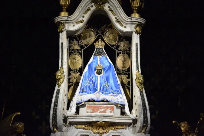 Eine Kopie der in der Französischen Revolution zerstörten Madonna in der Kathedrale von Le Puy.