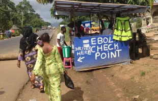 Ebola-Checkpunkt im Pujehun-Distrik (Sierra Leone) im Jahr 2015. Ende des Jahres erklärte die WHO das Land für ebolafrei. / Flickr / Medici con l'Africa Cuamm (CC BY-SA 2.0)