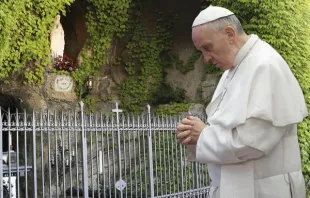 Papst Franziskus betet an der Lourdesgrotte an diesem Samstag, 30. Mai 2020  / Päpstlicher Rat für die Neuevangelisierung