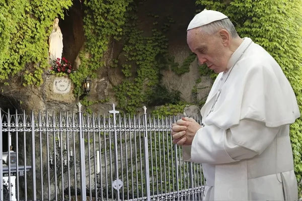 Papst Franziskus betet an der Lourdesgrotte an diesem Samstag, 30. Mai 2020 