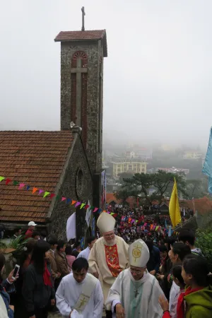 Pilgerweg: Kardinal Marx und der Ortsbischof Cosma Hoang Van Dat mit der Kirche von Tam Dao im Hintergrund am 10. Januar 2016
