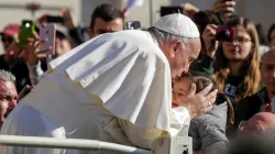 Papst Franziskus küsst ein Kind auf dem Petersplatz am 29. März 2017. / CNA/Lucia Ballester