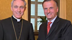 Monsignore Gänswein und Martin Rothweiler im Apostolischen Palast zur Aufnahme des EWTN.TV-Interviews anlässlich des 90. Geburtstags von Papst emeritus Benedikt XVI. / EWTN.TV/CNA/Daniel Ibanez