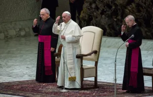 Papst Franziskus betet mit den Gläubigen bei der Generalaudienz am 23. August 2017. / CNA / Alessio Di Cintio