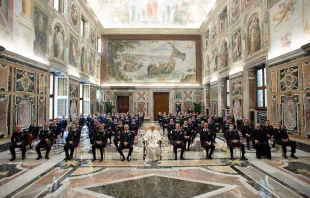 Papst Franziskus mit römischen Carabinieri am 17. Oktober 2020 im Vatikan.  / Vatican Media