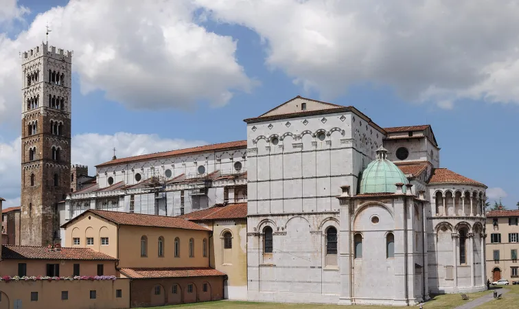 Die Rückseite des Doms von Lucca, von der Stadtmauer aus gesehen.