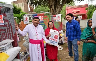Bischof Indrias Rehmat verteilt Hilfsgüter an Familien, die von den Ausschreitungen in Jaranwala betroffen waren. / Kirche in Not