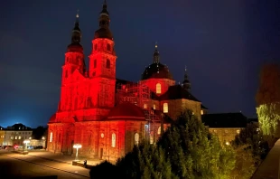 Die Kathedrale von Fulda in rotem Licht / Kirche in Not