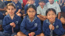 Schüler aus Australien bei „Eine Million Kinder beten den Rosenkranz“ / Kirche in Not