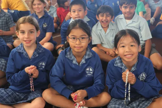 Schüler aus Australien bei „Eine Million Kinder beten den Rosenkranz“ / Kirche in Not