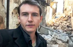 Xavier Stephen Bisits, Projektreferent von „Kirche in Not“, vor zerstörten Gebäuden in Aleppo / Kirche in Not