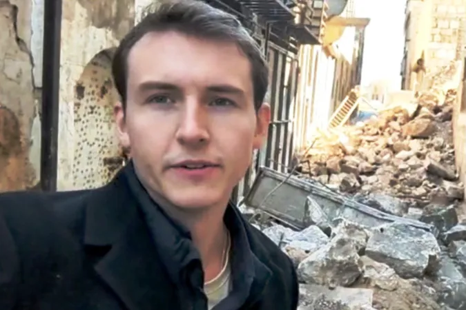 Xavier Stephen Bisits, Projektreferent von „Kirche in Not“, vor zerstörten Gebäuden in Aleppo
