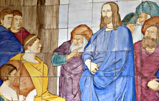 An der Friedhofsmauer des Campo Santo Teutonico sind die 14 Stationen des Kreuzwegs auf Kacheln gemalt zu sehen. In der ersten Station wird Jesus unschuldig zum Tode verurteilt. / Paul Badde / EWTN.TV