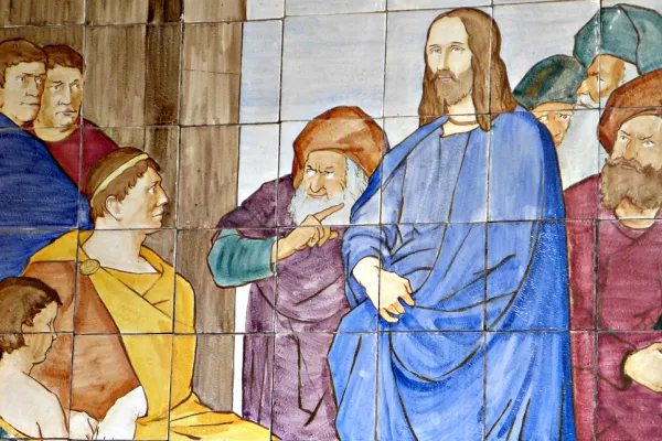 An der Friedhofsmauer des Campo Santo Teutonico sind die 14 Stationen des Kreuzwegs auf Kacheln gemalt zu sehen. In der ersten Station wird Jesus unschuldig zum Tode verurteilt. / Paul Badde / EWTN.TV