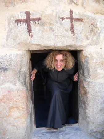 Schwester Carol in der Klostertür von Mar Musa
