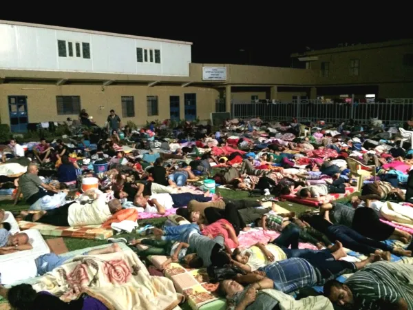 Nach den IS-Eroberungen im August 2014 kampierten die vertriebenen Christen unter freiem Himmel vor dem Bischofshaus in Erbil. 