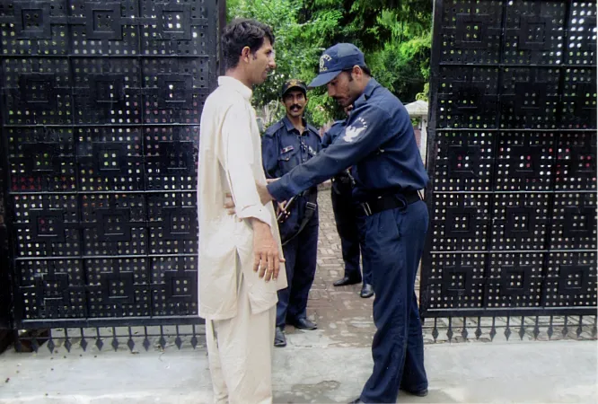 Sicherheitskontrollen vor einer Kirche in Pakistan