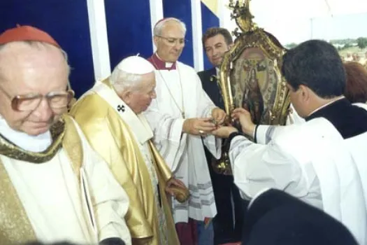 Papst Johannes Paul bei seiner Reise in die Ukraine im Jahr 2001 / Vatican Media 