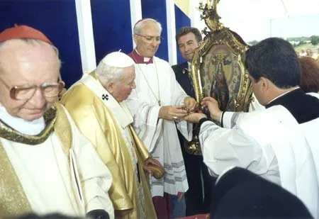 Papst Johannes Paul bei seiner Reise in die Ukraine im Jahr 2001