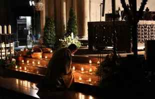 Kerzen in der Osternacht im Dom zu Regensburg am 11. April 2020 / Isabel Kirchner