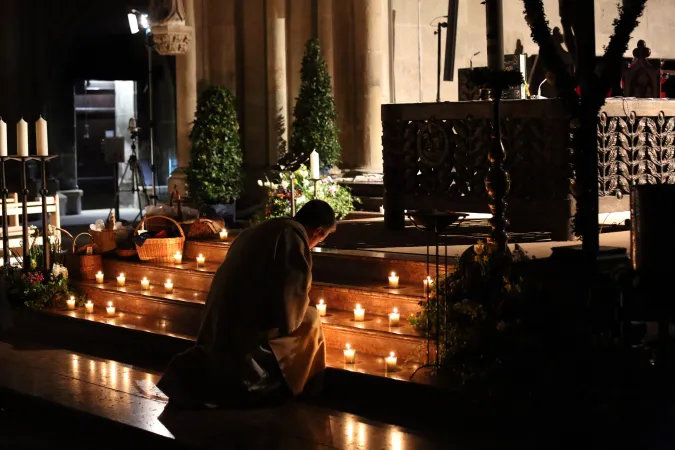 Kerzen in der Osternacht im Dom zu Regensburg am 11. April 2020