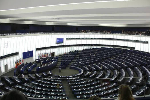 Der Plenarsaal des Europäischen Parlaments in Straßburg / J. Patrick Fischer via Wikimedia (CC BY-SA 3.0)