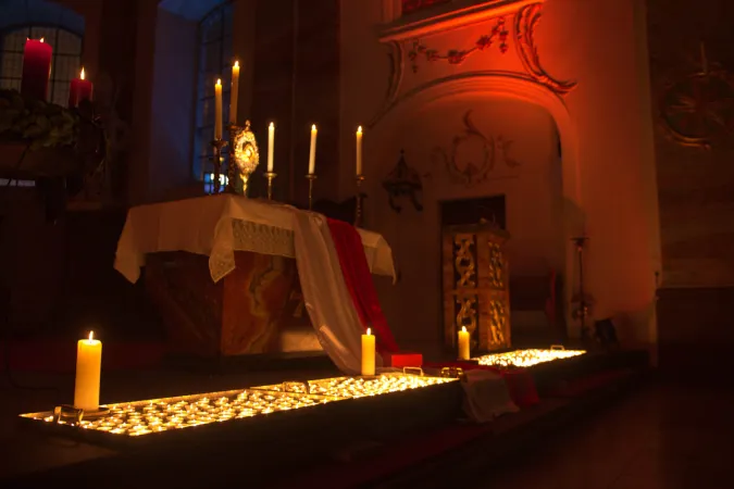 Das Allerheiligste Sakrament, ausgesetzt auf dem Altar.