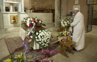 Papst Franziskus legte Blumen bei der Verstorbenen nieder / L'Osservatore Romano  