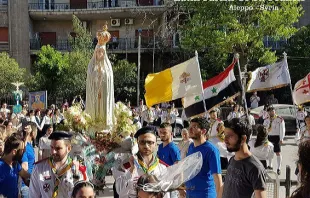 Weihten Ihr Land dem Unbefleckten Herzen Mariens: Christen der Pfarrei in Aleppo bei der Fatima-Prozession / Lateinische Pfarrei St. Franziskus, Aleppo