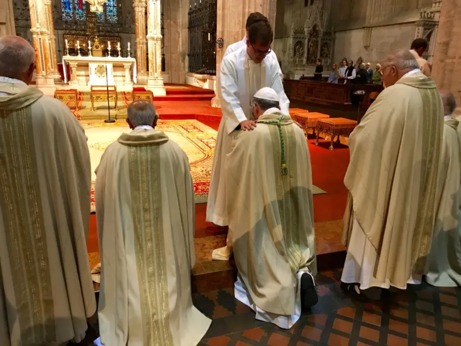 Primizsegen nach dem Konventamt: Im Stift Heiligenkreuz hat Xandro Pachta-Reyhofen am 1. Jul die Messe gefeiert und danach seinen priesterlichen Segen gespendet 