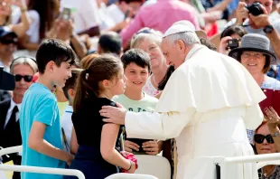 Papst Franziskus im Gespräch mit Jugendlichen vor der Generalaudienz am 6. Juni 2018 / CNA Deutsch / Daniel Ibanez