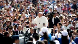 Papst Franziskus winkt Pilgern auf dem Petersplatz am 20. Juni 2018.
 / Daniel Ibanez / CNA Deutsch