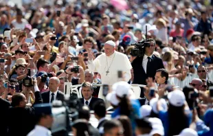 Papst Franziskus winkt Pilgern auf dem Petersplatz am 20. Juni 2018.
 / Daniel Ibanez / CNA Deutsch