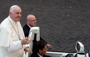 Papst Franziskus bei der Einfahrt auf dem Petersplatz am 14. Oktober 2018 / Daniel Ibanez / CNA Deutsch